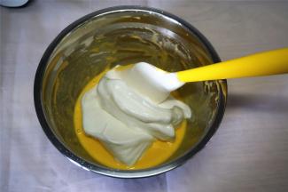 将三分之一的蛋白糊与蛋黄糊切拌混合。