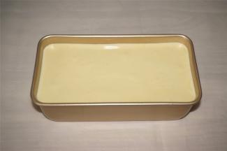 模具刷上一层薄薄的烤盘油（色拉油也可以），然后倒入蛋糕糊，并震荡出大气泡。