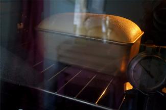 将其放入到倒数第二层的烤架上，水浴烘烤60分钟即可。