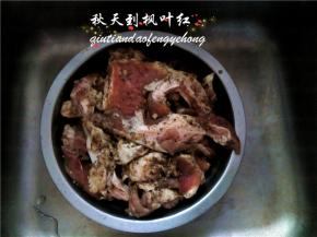 牛腱子肉洗净，用手给牛腱肉做按摩，用炒好的花椒盐腌制1-2天