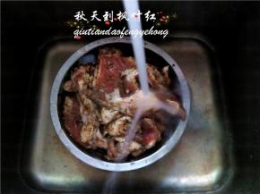 腌制好的牛肉用清水洗去花椒