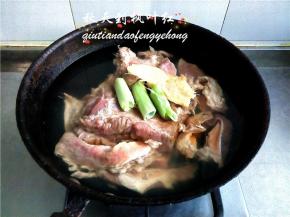 凉水入锅，加入葱姜料酒，烧开焯水捞出。