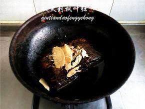 将老卤汤放入锅中，依次下入香料、干黄酱、甜面酱、老抽、冰糖，