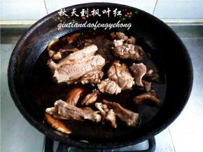 大火烧开煮10分钟，然后放入焯水后的牛腱子