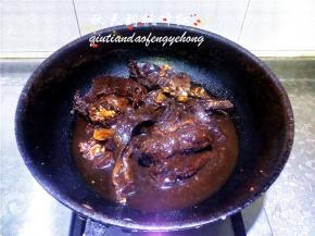 根据口味加入适量盐，煮2个小时用筷子可以轻松扎透即成熟，把牛肉泡到卤汤里过夜入味即可。