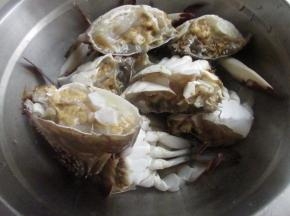 在案板上剁成块。