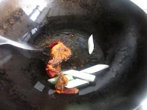 锅里放入花生油，放入香辣料和葱段。