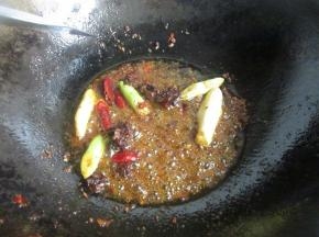 再放入花椒一起炒香。