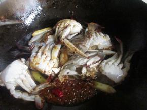 倒入螃蟹稍微煸炒。