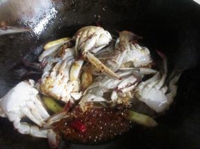 倒入螃蟹稍微煸炒。