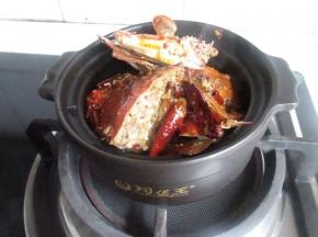 倒入碗锅的小沙煲中，加入一点水。