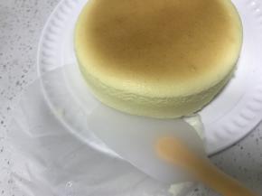 轻轻抖出蛋糕在盘子里，取出底部油纸，也可以不取。