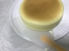 轻轻抖出蛋糕在盘子里，取出底部油纸，也可以不取。