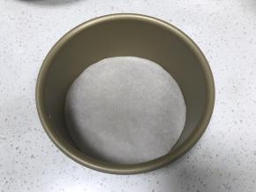 6寸固底不沾模具底部垫油纸。