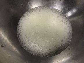 蛋清加入柠檬汁，打发鱼眼泡。