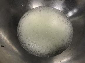 蛋清加入柠檬汁，打发鱼眼泡。