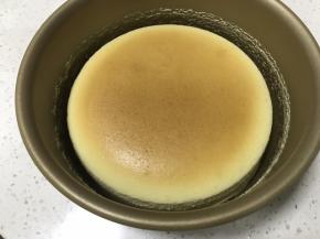 此时完全冷却的蛋糕已经自动离模。