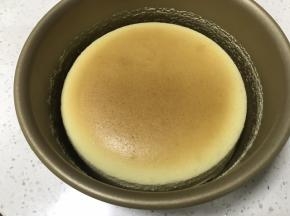 此时完全冷却的蛋糕已经自动离模。