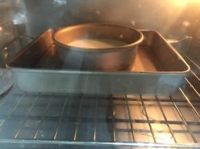 预热烤箱上下火130度5分钟，放入蛋糕面糊，130度上下火烘烤50分钟。烤好表面如果没有上色，将面糊模具连放水的烤盘一起往上放一层，用上管火150度，烘烤5-10分钟进行烧色。