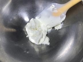 奶油奶酪室温软化，搅打顺滑，可以隔温水操作。蛋清蛋黄分离待用。