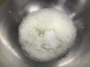 加入细砂糖。