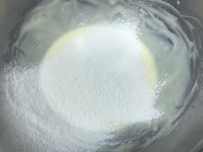 低筋面粉和玉米淀粉混合筛入盆内