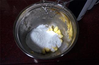 加入糖粉，用打蛋器搅打至融合。