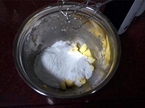 加入糖粉，用打蛋器搅打至融合。