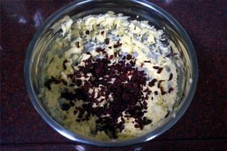 加入切碎了的蔓越莓干，拌均匀。