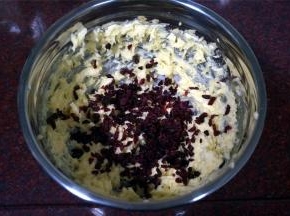 加入切碎了的蔓越莓干，拌均匀。