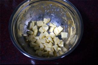 黄油切成小块软化备用。