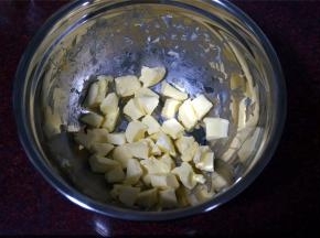 黄油切成小块软化备用。