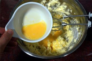 加入全蛋液（2大勺约30毫升），搅打至完全融合呈蓬松状态。
