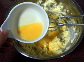 加入全蛋液（2大勺约30毫升），搅打至完全融合呈蓬松状态。