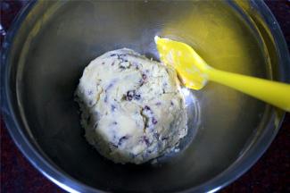 筛入低筋粉，拌成无干粉状态的团状。