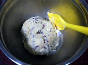 筛入低筋粉，拌成无干粉状态的团状。