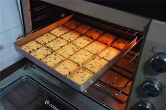 TO5438烤箱预热后放入中层，上下火180度，烤25~30分钟至表面金黄即