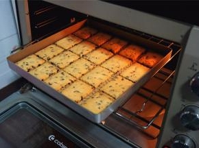 TO5438烤箱预热后放入中层，上下火180度，烤25~30分钟至表面金黄即