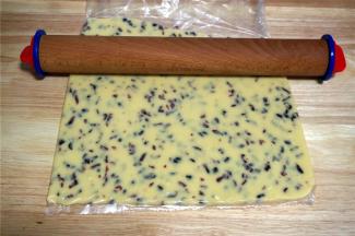 将面团装入到加厚的保鲜袋里，并擀成约0.6厘米厚的面片。