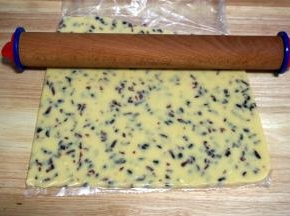 将面团装入到加厚的保鲜袋里，并擀成约0.6厘米厚的面片。