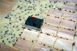 放入冰箱冷冻层冷冻30分钟至硬，取出，用模具印出饼干坯，带小孔的一面朝下放置在烤盘上。