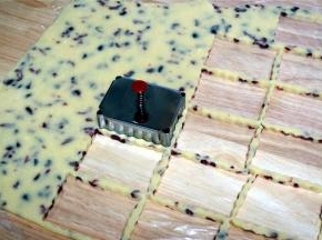 放入冰箱冷冻层冷冻30分钟至硬，取出，用模具印出饼干坯，带小孔的一面朝下放置在烤盘上。