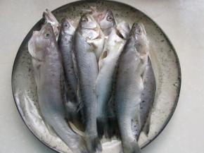 野生小鲈鱼洗净去鳞和内脏。