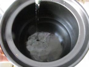 砂锅洗净加入清水放到炉子上开火。