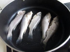 把煎锅烧热放上油，把鱼放入煎。