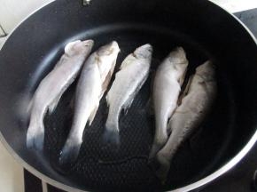 把煎锅烧热放上油，把鱼放入煎。