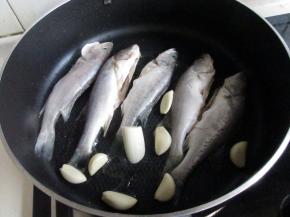 把大蒜一起煎微煎。