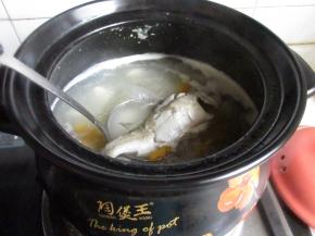 中火煮15分钟，汤白即可关火。