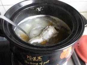 中火煮15分钟，汤白即可关火。