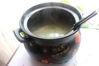 加盐，鸡精调味，撒上小葱末。